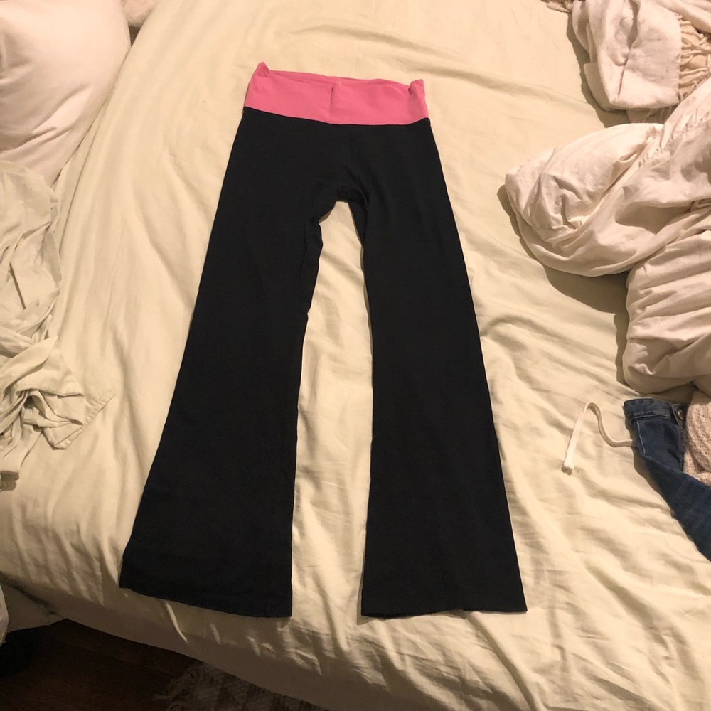 Black leggings. Pink detail.